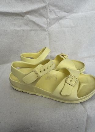 Легенькі босоніжки next