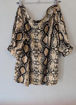 Футболка со змеиным принтом