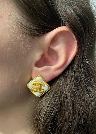 Брендові сережки з логотипом