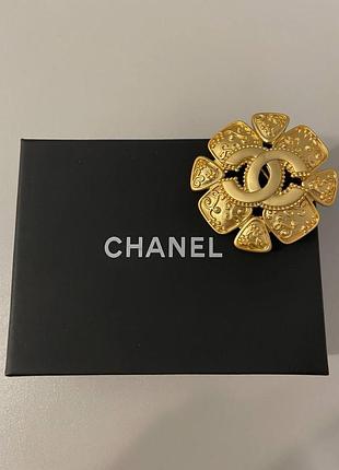 Брошка в позолоті з логотипом