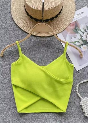 Летняя маечка топ с чашками в рубчик яркая салатовая майка кроп топ на брителях