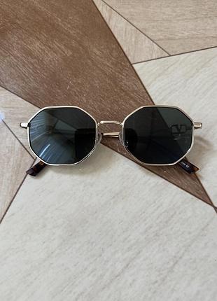 Сонцезахисні жіночі окуляри