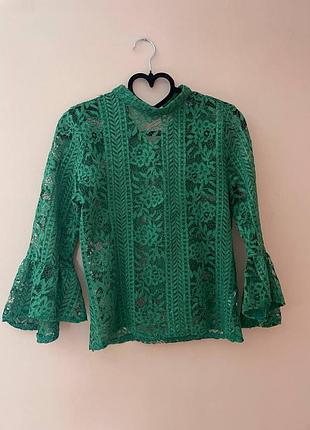 Елегантна жіноча блузка від бренду primark, виконана з вишуканого мережива зеленого кольору.