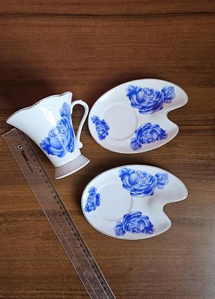 Два блюдца оригинальной формы и чашка в форме разы синяя роза