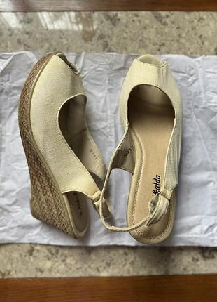 Отличные, базовые босоножки