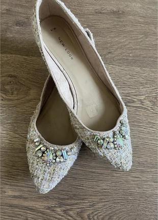 Актуальные твидовые балетки в нюдовом исполнении с кристаллами ав!