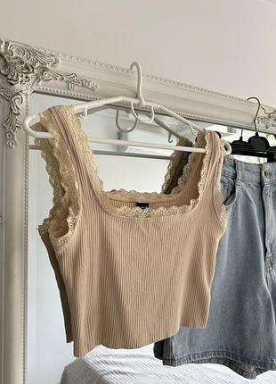 Еластичний топ з мереживом