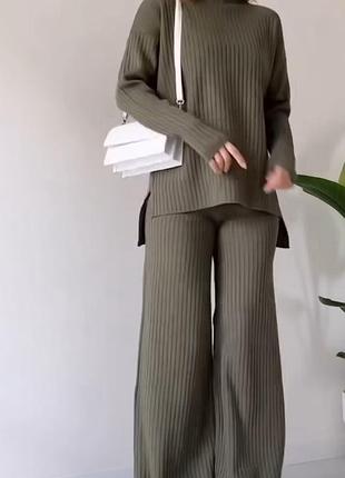 Костюм в наявності в двох кольорах