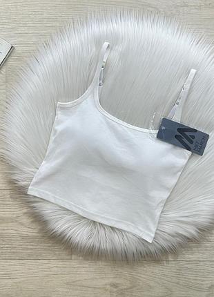 Топ в білому та чорному кольорі