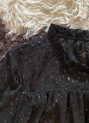 Чорна сукня на довгий рукав . більше підійде на м , тому що вона вільна .