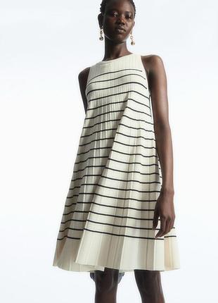 Плиссированное трикотажное короткое платье в полоску от cos