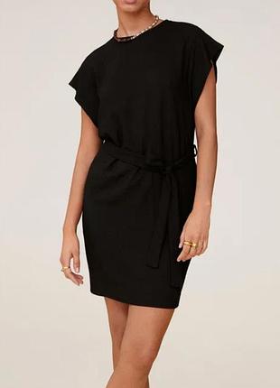Коротка чорна сукня з поясом mango