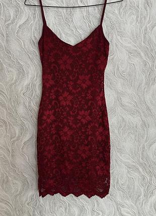 Коктельна червона сукня по фігурі