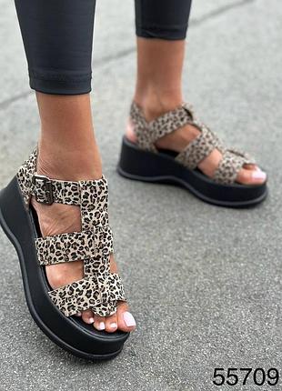 Леопардовые босоножки с танкеткой, натуральный замш лео