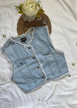 Джинсовая желетка в голубом цвете comodor