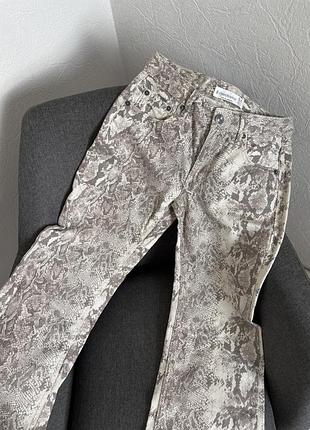 Джинси stradivarius у зміїний принт