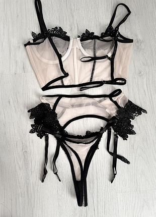 Комплект жіночої сексуальної білизни в сітка та мереживо з поясом