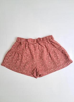 Красивые текстурные шортики в принт в мелкий ромашку