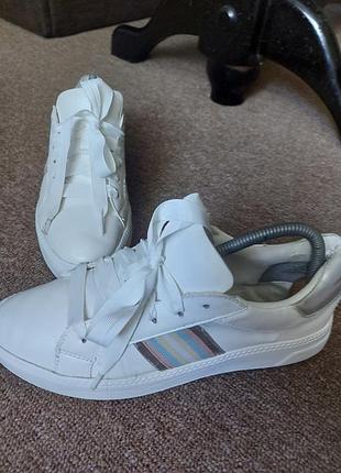 Фірмові кросівки