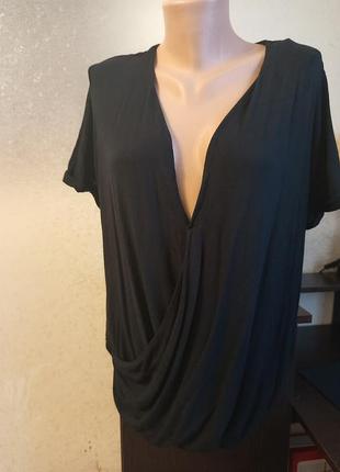 Лёгкая черная женская футболка с запахом.