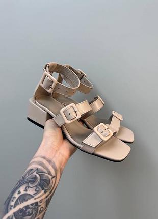 Босоніжки з італійської шкіри на підборах з ремінцями пряжками шоколадні бежеві5 фото