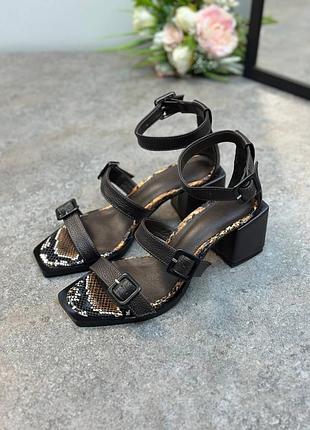 Босоніжки з італійської шкіри на підборах з ремінцями пряжками шоколадні бежеві3 фото