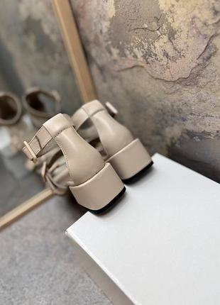 Босоніжки з італійської шкіри на підборах з ремінцями пряжками шоколадні бежеві10 фото