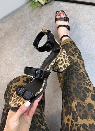 Босоніжки з італійської шкіри на підборах з ремінцями пряжками шоколадні бежеві7 фото