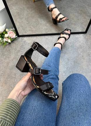 Босоніжки з італійської шкіри на підборах з ремінцями пряжками шоколадні бежеві6 фото