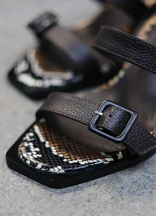 Босоніжки з італійської шкіри на підборах з ремінцями пряжками шоколадні бежеві4 фото