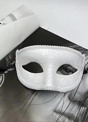 Венецианская классическая женская белая маска