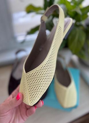 Босоніжки жіночі шкіряні з перфорацією лимонного кольору жовті
