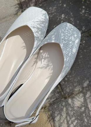 Босоніжки жіночі шкіряні з перфорацією білого кольору