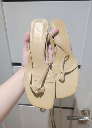 Стильні босоніжки kitten heels з натуральної шкіри від zara