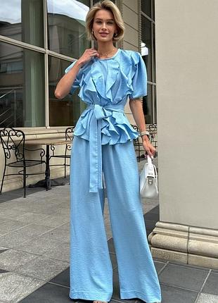 Легкий костюм из льна голубого цвета