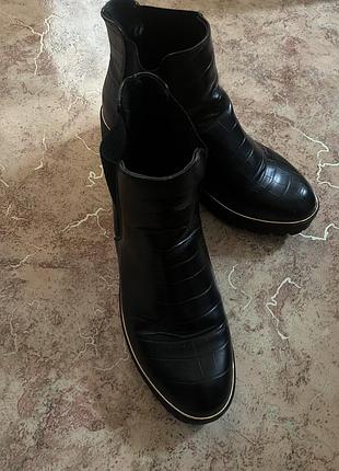 Жіночі ботинки