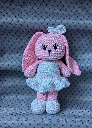 Зайчик вязаный крючком