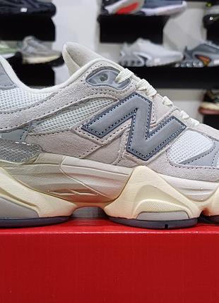 Кросівки жіночі