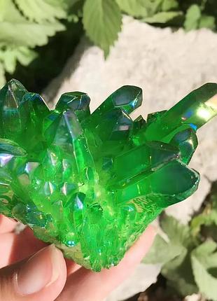Натуральный камень кварца с зеленым напылением. минерал green quartz. прозем 70g. зеленый кварц