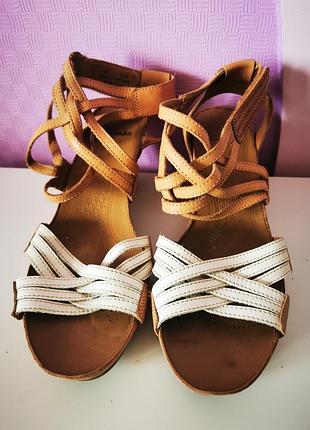 Clarks босоножки сандали кожаные бежевые на липучке