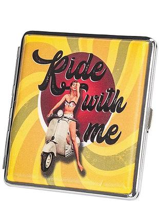 Портативный металлический кейс футляр порт на 20 шт, стиль 60–80-х, жёлтый дизайн “девушка на мопеде” 98*92 мм