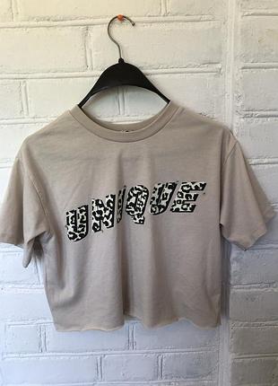 Укорочена футболка з леопардовим написом