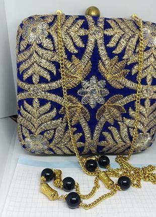 Каркасная сумочка с вышивкой с двух сторон.