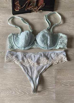 Кружевной бюстгальтер и трусы