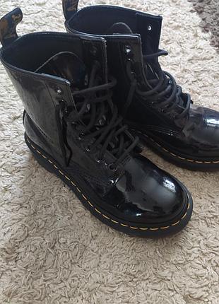 Взуття, черевики dr martens.