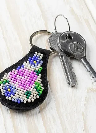 Брелок для ключей черный из искусственной кожи с вышивкой бисером