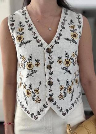 Жилетка з квітковою вишивкою
