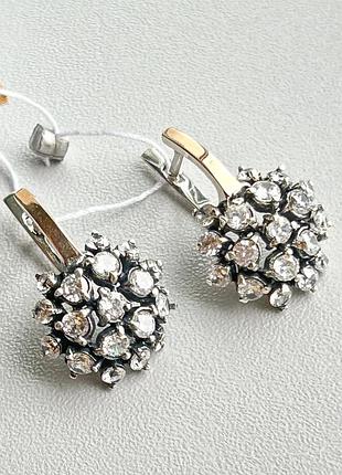 Серебряные объемные нарядные серьги с фианитами и золотом