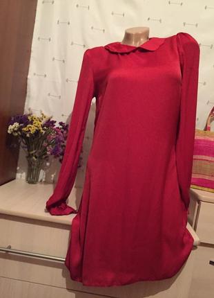 Атласное красное платье с рукавом