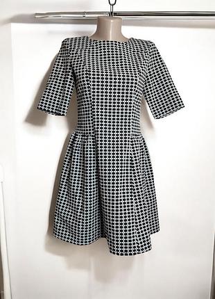 Элегантное платье с геометрическим узором – размер 36
